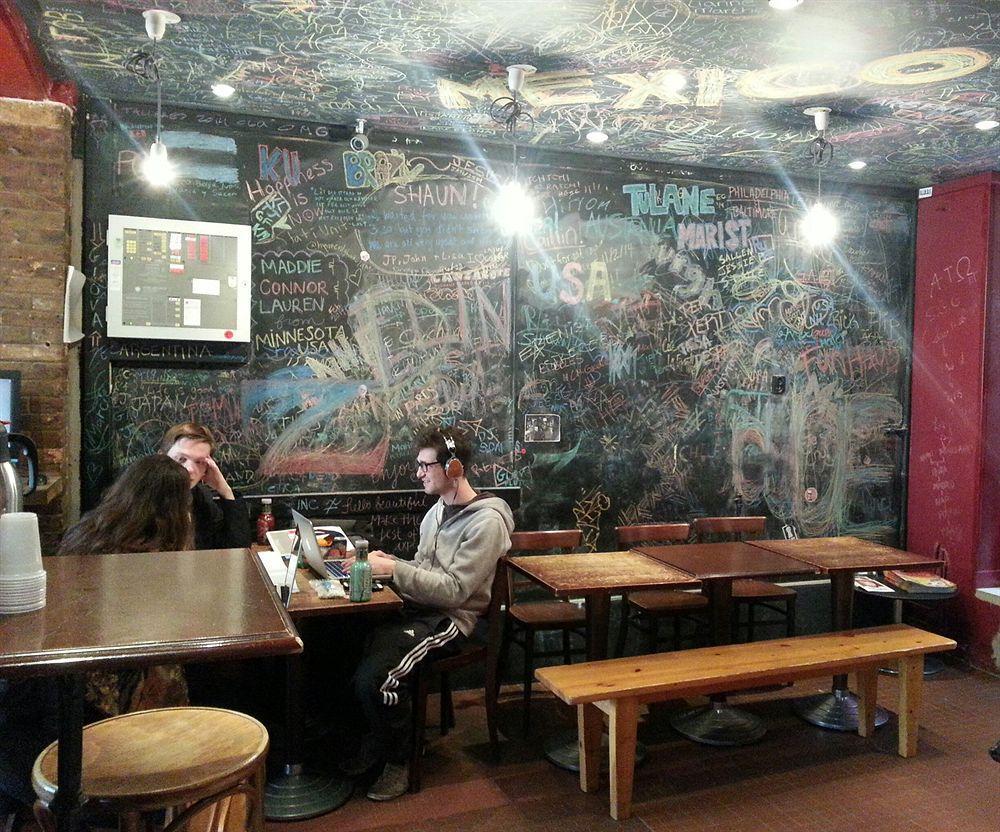 Young And Happy Latin Quarter By Hiphophostels Ostello
