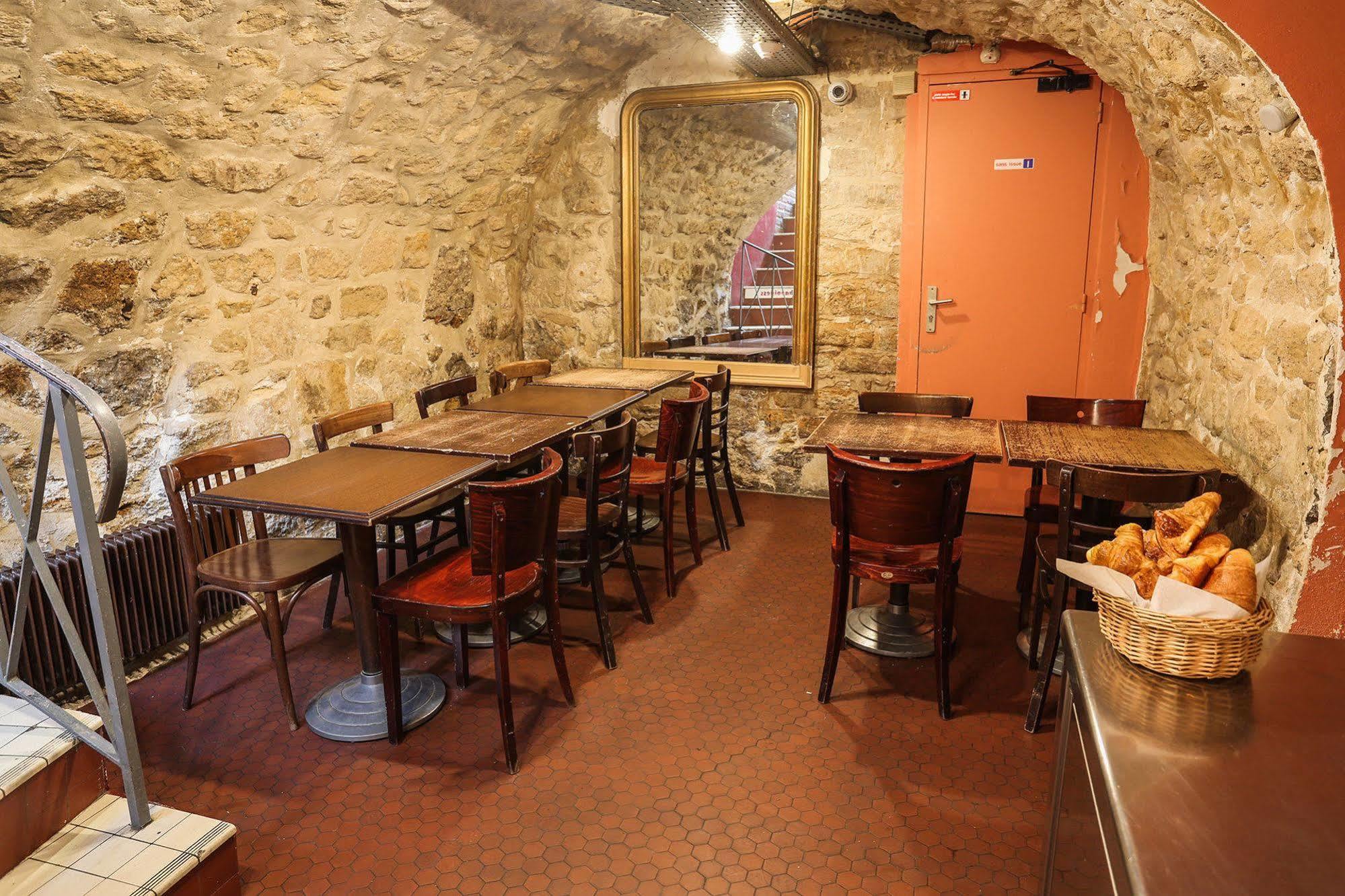 Young And Happy Latin Quarter By Hiphophostels Ostello *