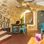 Young And Happy Latin Quarter By Hiphophostels *