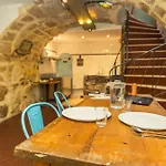 Young And Happy Latin Quarter By Hiphophostels Hostel *