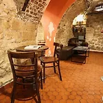 Young And Happy Latin Quarter By Hiphophostels