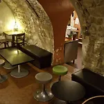 Young And Happy Latin Quarter By Hiphophostels *