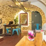 Hostel Young And Happy Latin Quarter By Hiphophostels *