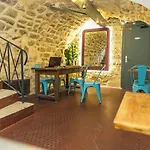 Young And Happy Latin Quarter By Hiphophostels Ostello *