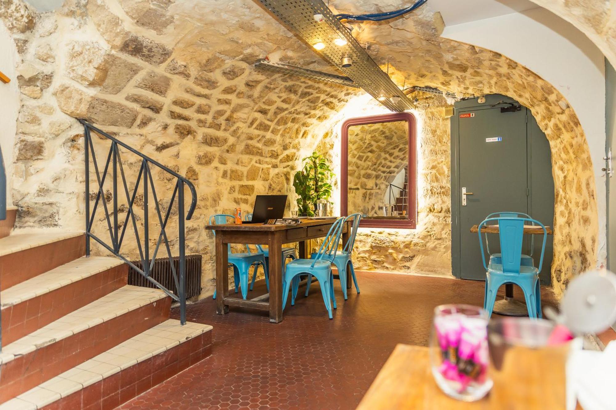 Young And Happy Latin Quarter By Hiphophostels *