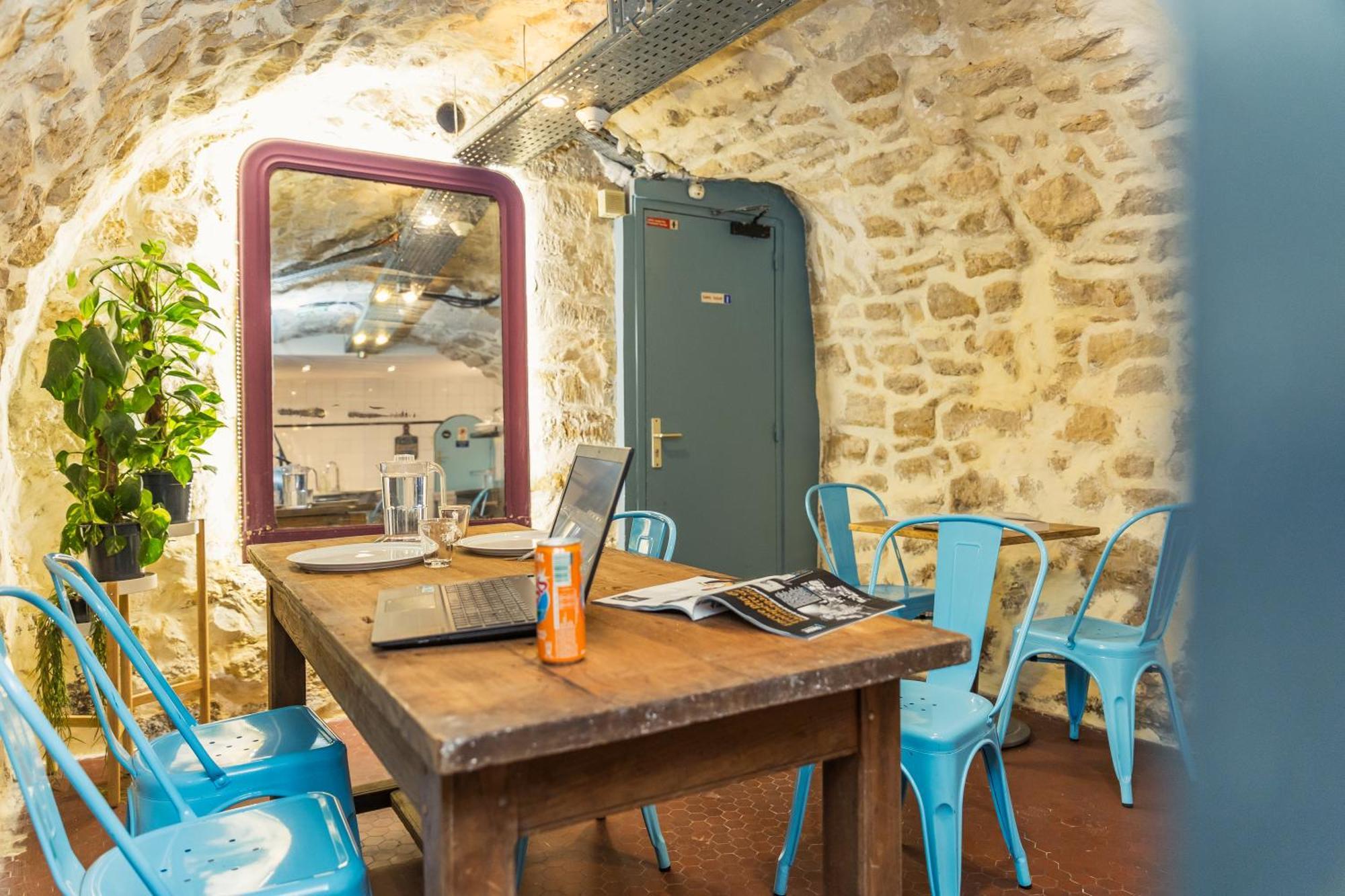 Young And Happy Latin Quarter By Hiphophostels Ostello