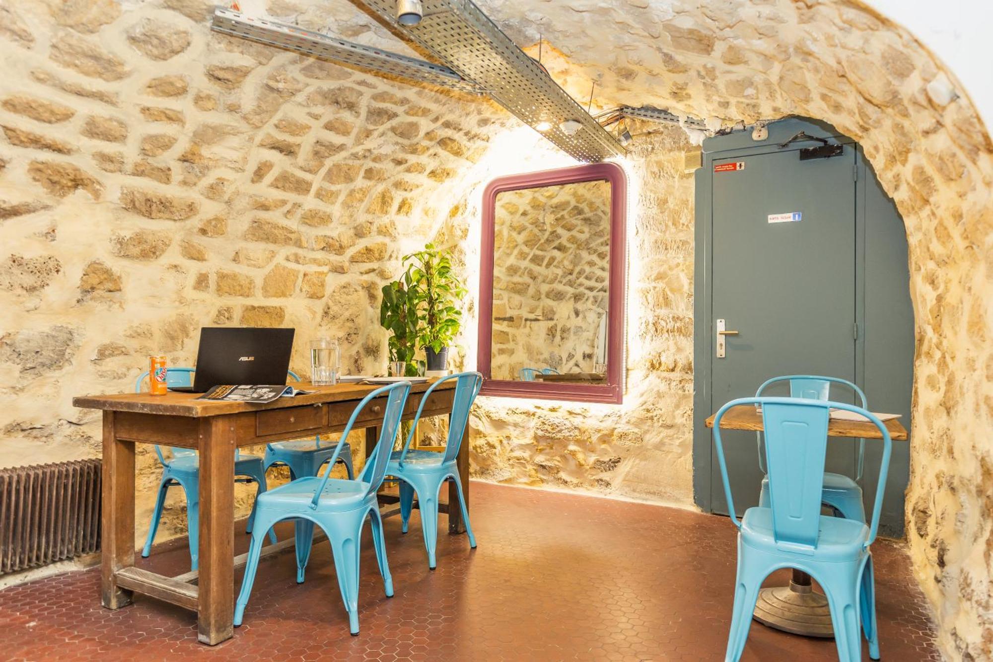 Young And Happy Latin Quarter By Hiphophostels *