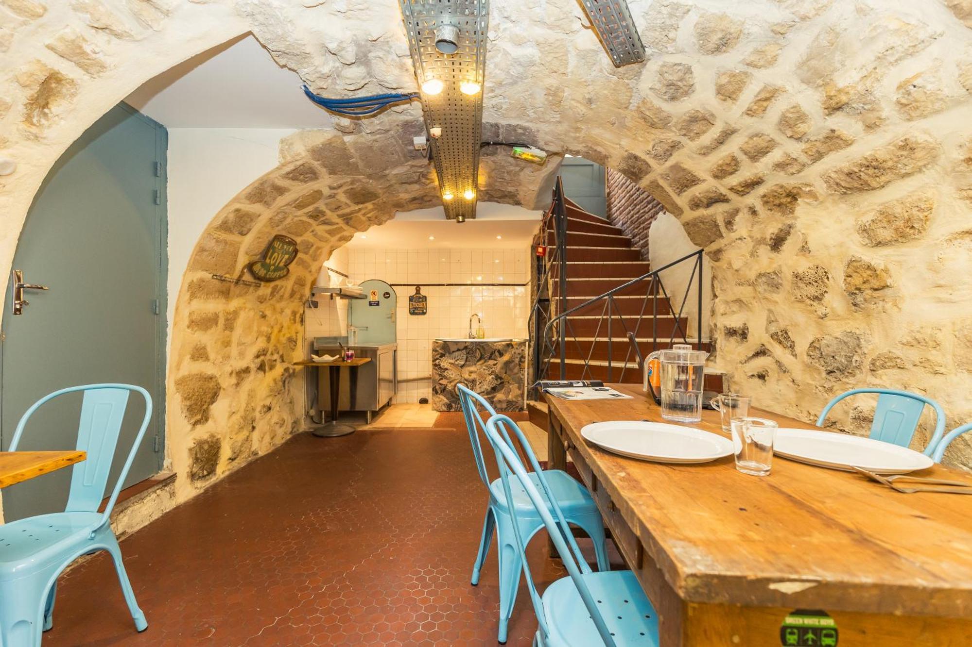 Young And Happy Latin Quarter By Hiphophostels